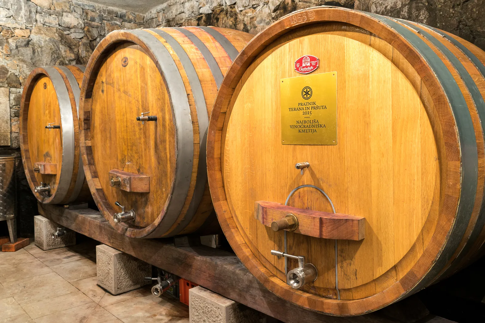 Zorenje vina v lesenih sodih v kleti Vina Durcik